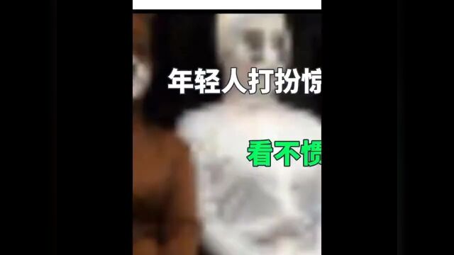 年轻人打扮惊悚坐地铁,看不惯的大叔破口大骂,大叔:骂你是轻的,还想扇你!1社会百态爱国正能量