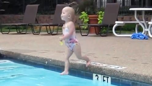 1岁萌娃一口气横渡12米泳池，又一位游泳天才觉醒