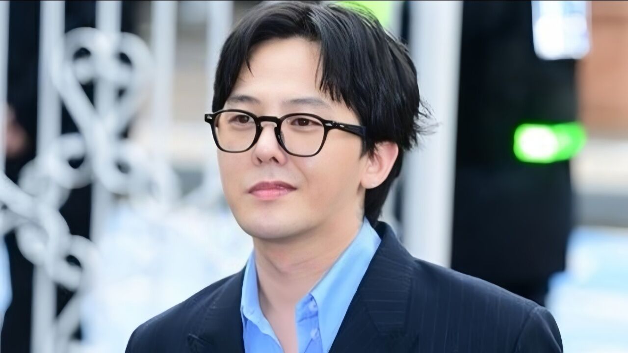权志龙被曝吸毒后首次现身警察厅前,自信接受采访,表情极其嚣张