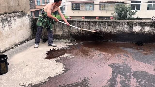 防水卷材粘贴方法实拍,有效的解决房屋漏水渗水的现象 #屋顶防水 #专业防水 #防水施工