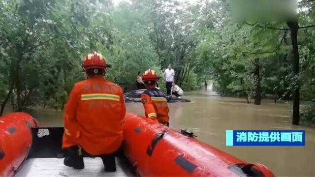 河南信阳:突降暴雨,致三人被困车顶