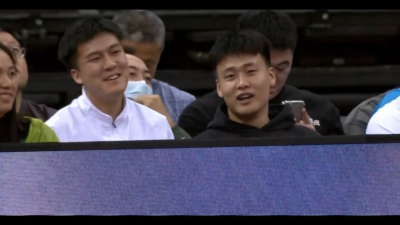 两个显眼包!赵睿与黄荣奇场下观战02有说有笑还搞怪