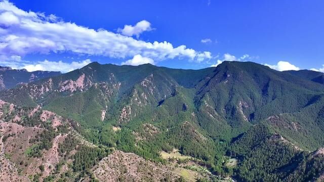 北寺,史称“福因寺”,俗称为“北寺”,该寺是阿拉善王之子在皈依六世班禅后创建的, 原名“准黑德”,建于清嘉庆九年.