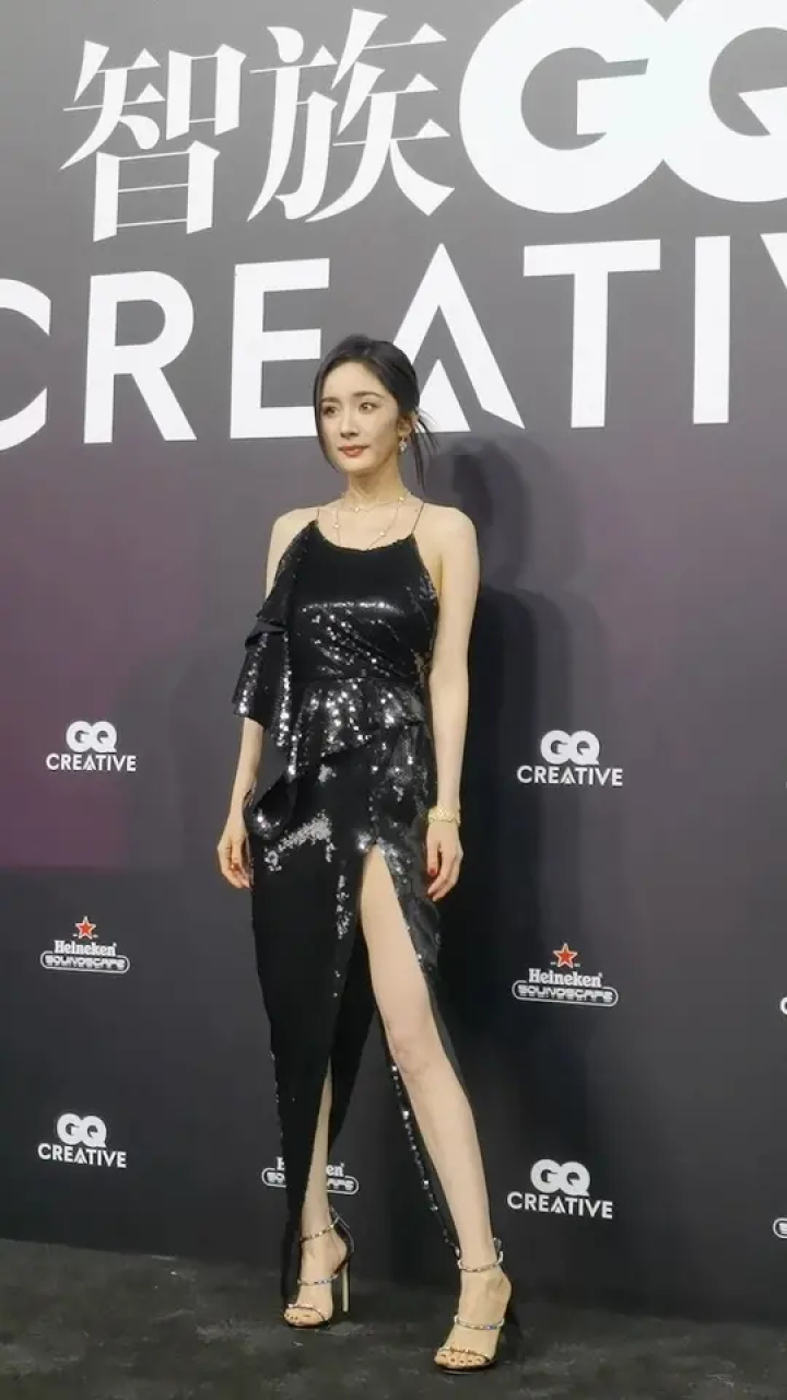 杨幂 亮相gq盛典红毯,360度无死角的美,简直挪不开眼睛,今天的造型你