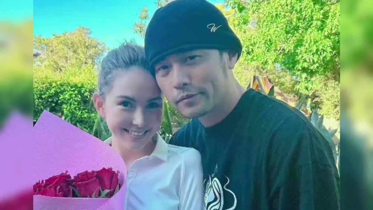周杰伦陪昆凌买花被偶遇 给粉丝签名超贴心