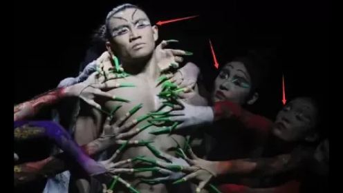 杨丽萍新舞剧《春之祭》男舞者妆容奇特，男舞者站在舞台上全身只穿了一件肉色紧身底裤，网友质疑这是艺术表达？还是在伤害舞者的尊严？