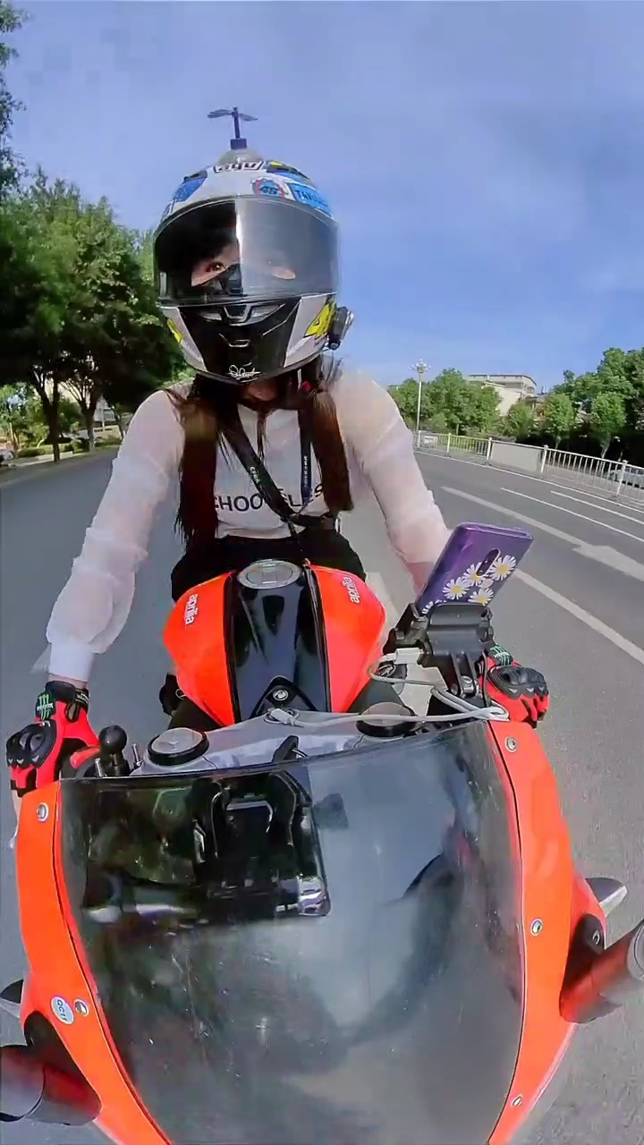 终于又看见机车女骑士了,可惜胆子太小了,根本不敢上去搭讪!