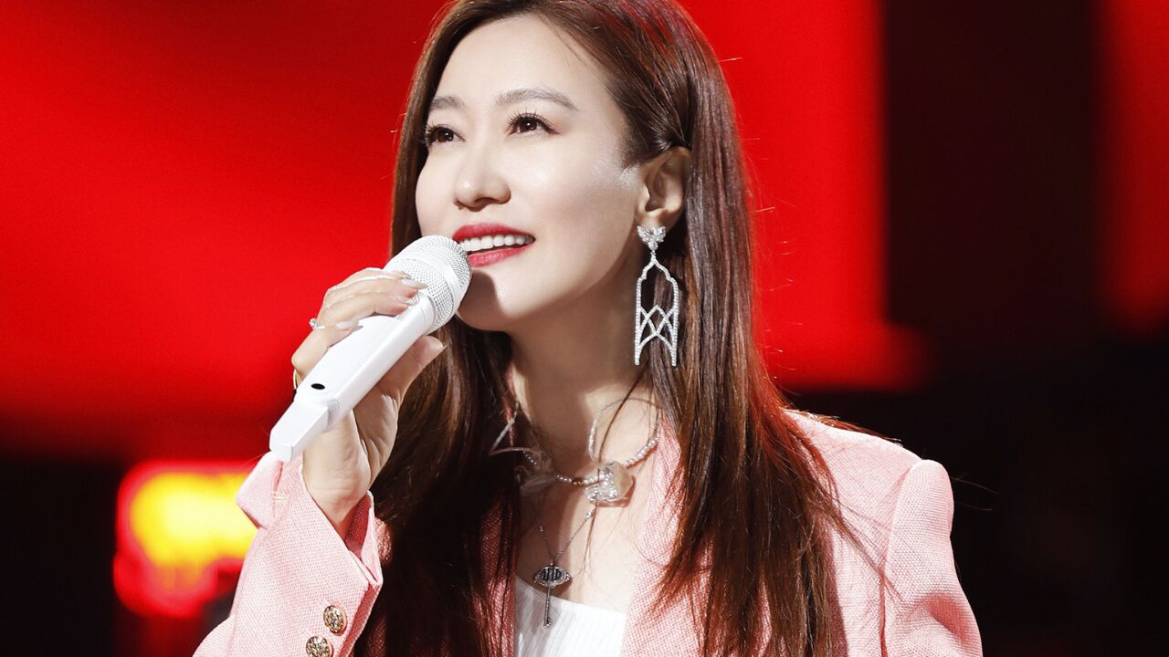 谭晶现身贵州乡村,飙高音唱出大剧院的气势,网友:不愧是国家队