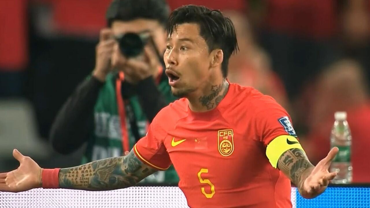 有争议!朱辰杰"鲤鱼打挺"送点,孙兴慜主罚得手,国足0-1落后韩国