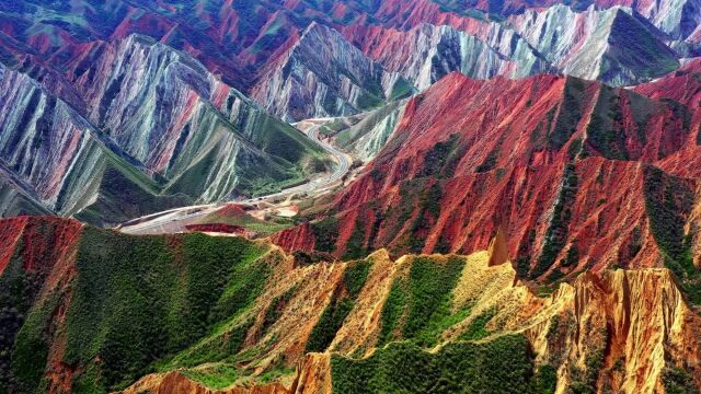 《多彩天山》新疆101省道段的天山,这里的地貌为地震断裂和风蚀地带,各色岩石、黄土构成了壮美的风光,山体造型优美,色彩丰富多彩,分外艳丽.