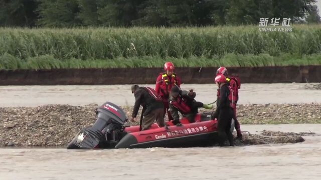 内蒙古兴安盟:暴雨致牧民被困孤岛 消防紧急救援