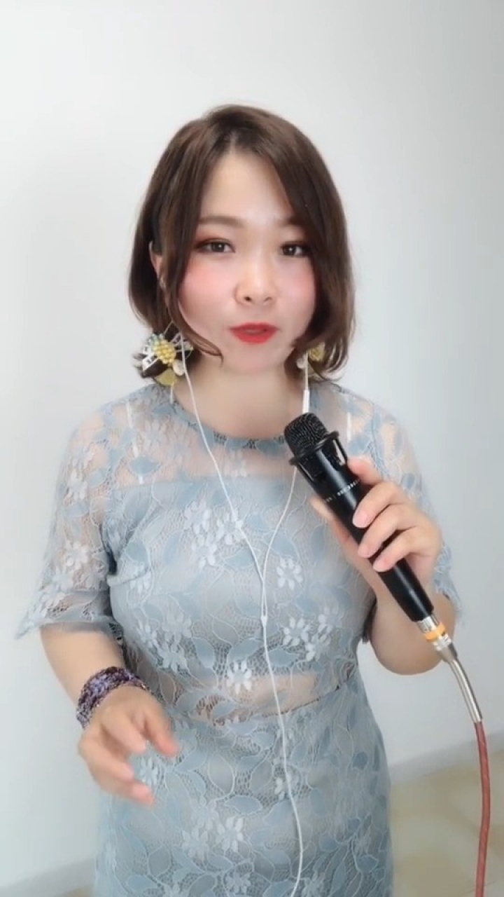 模仿小猫的声音"喵",1,嘴巴要着开.2,声音往鼻子上靠.