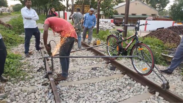 印度发明的“轨道自行车”,行驶速度超过火车,成本还不到100元