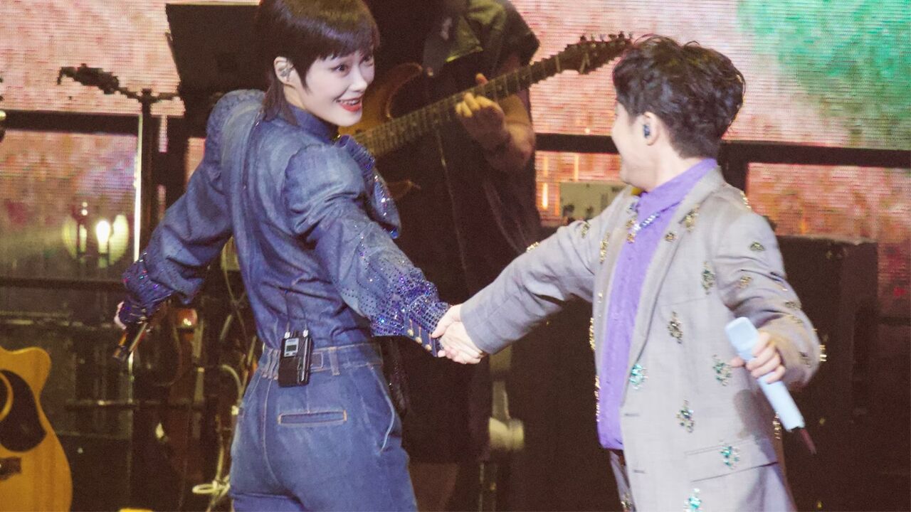 李宇春演唱会,吴青峰惊喜合唱《小情歌》,两人现场转圈笑翻歌迷