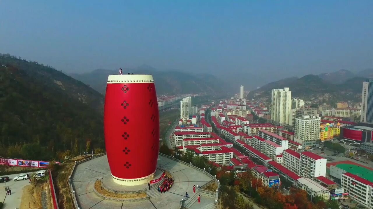 安塞腰鼓山上豪情万丈,踏着落日打腰鼓,瞬间沸腾了山梁