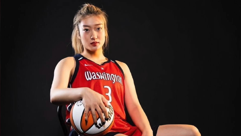 李梦王思雨社交媒体一展歌喉 勒布朗梦尴尬全程跑调