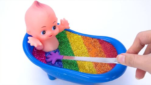 与玩具娃娃一起制作彩虹闪光浴缸水晶泥