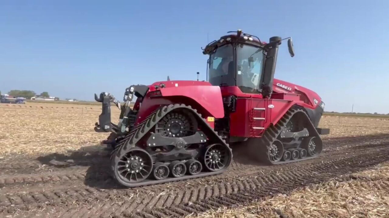 全新凯斯quadtrac 715拖拉机行驶和驾驶演示!