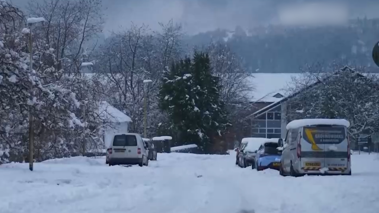 英格蘭北部遇強降雪電力中斷交通受阻