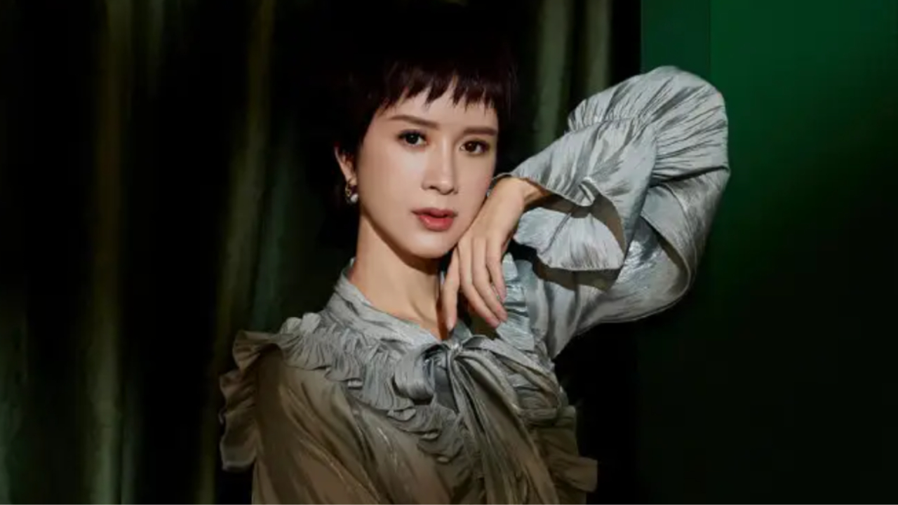 48岁金巧巧跟风演少妇,被三个男人争抢好尴尬,演技太差被吐槽