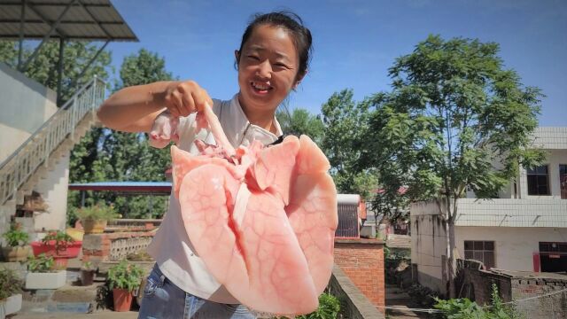 农村猪肺真便宜,买俩个做辣椒炒猪肺,又香又下饭,公婆都爱吃