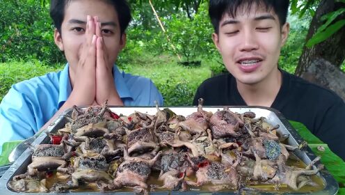 泰国美食频道分享！游戏先生今天和弟弟吃泰式林蛙汤咕咕脆