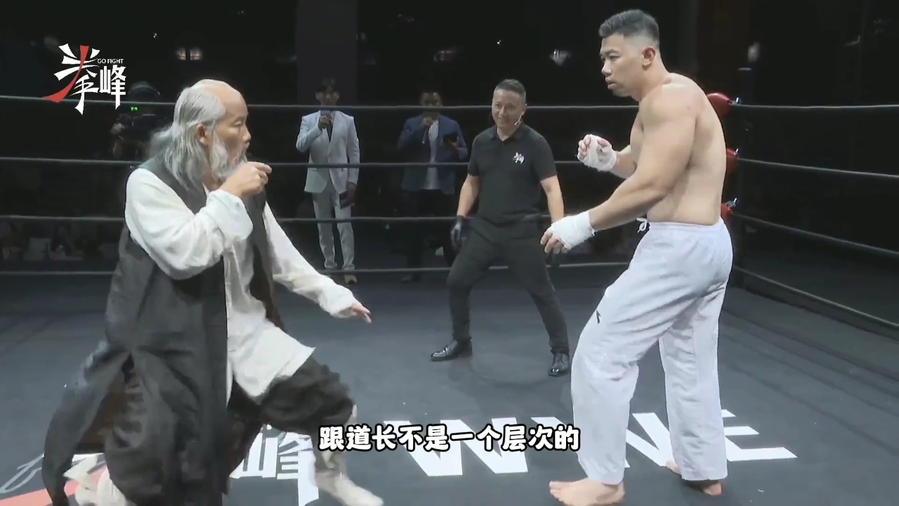 名场面:青城派掌门人出山了!只为了收拾邪魅,上台把徒弟打得不知所措