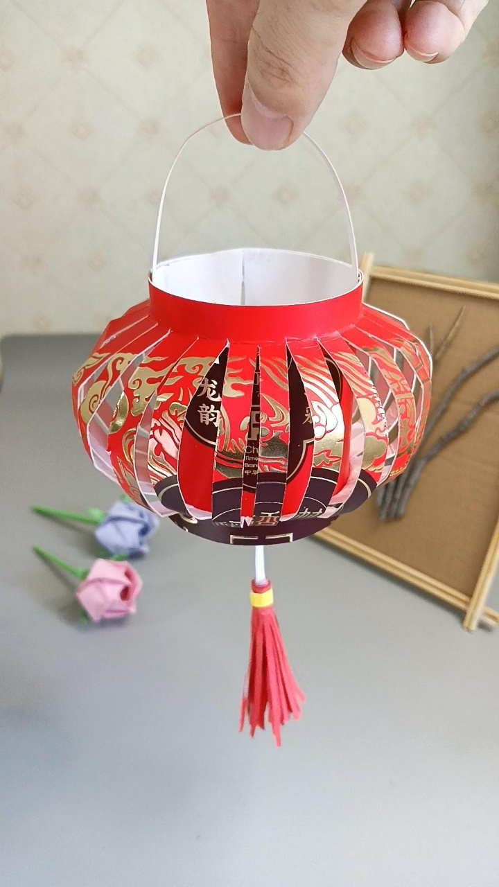 家里的纸盒不要丢,来和孩子做新年灯笼吧,简单又漂亮!