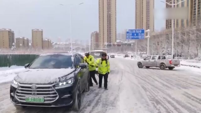 山东烟台:连续暴雪,积雪深度突破历史极值