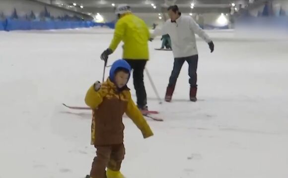 广西梧州:“冰雪世界”掀起冬季滑雪热