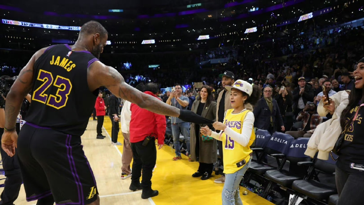 心情大好詹姆斯送护臂纸杯扣摄像机徐静雨给小女孩认亲