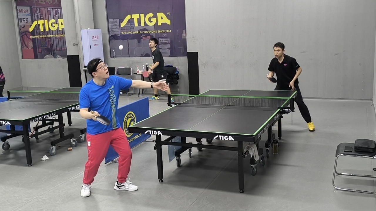 运用直板横打输球新技术需要磨合,工大博士酷爱乒乓打法凶狠