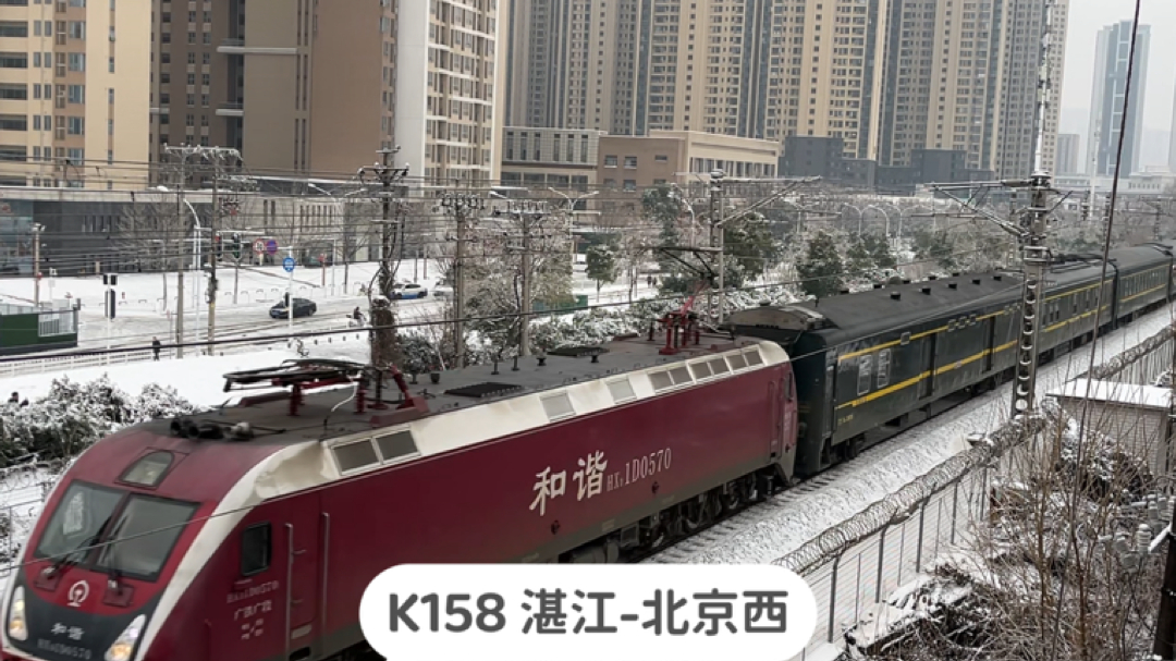 湖北武汉,实拍k158,k353,k4127次列车先后通过武汉市区