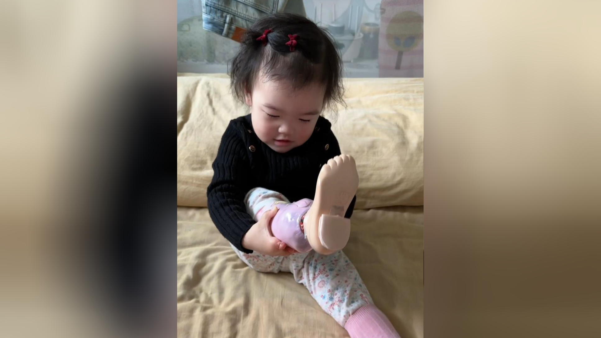 2岁萌娃第一次主动尝试自己穿假肢,孩子妈妈:她很努力很懂事,希望未来