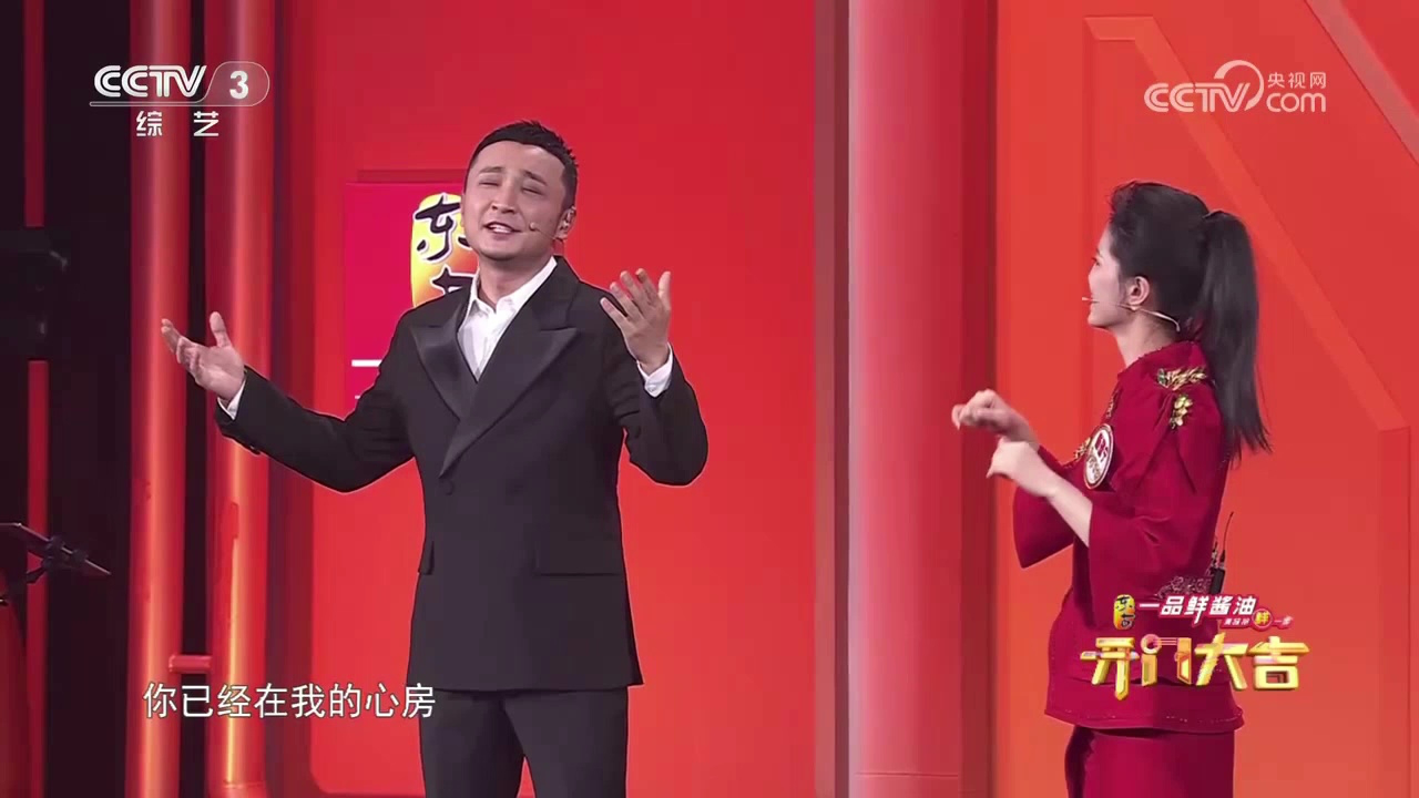 众人怂恿小尼来一个,小尼即兴发挥,一首《百灵鸟》惊呆全场