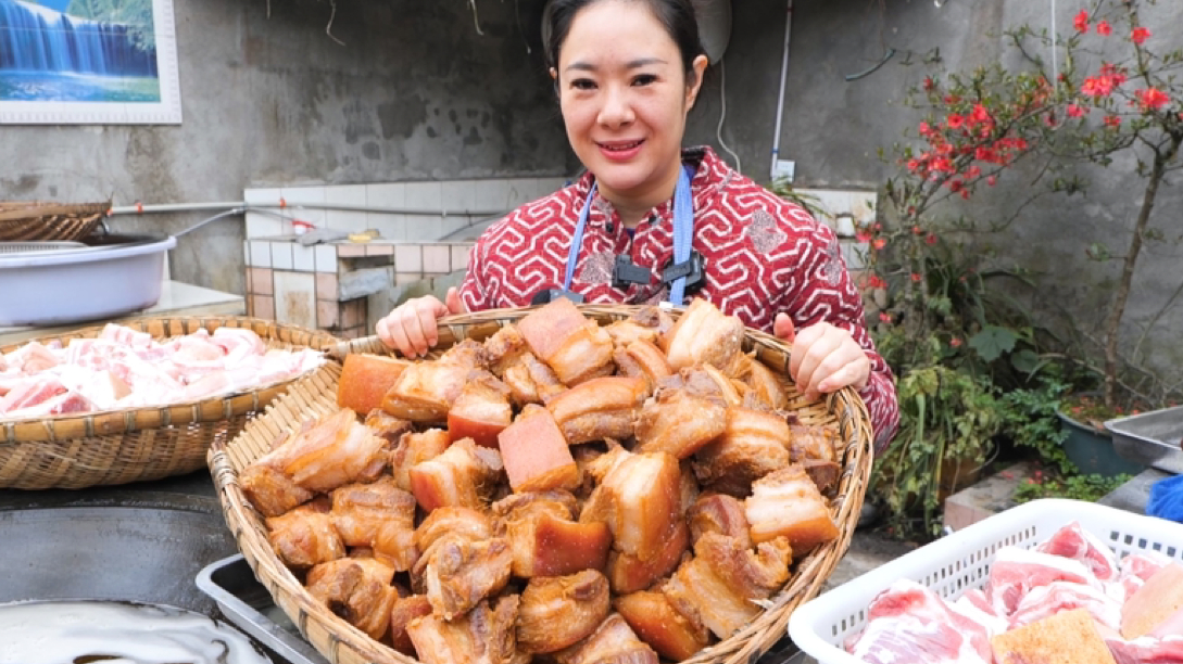 四川美女卖猪肉,200斤猪油熬50坛肉,做一次吃1年,比鲜肉还香