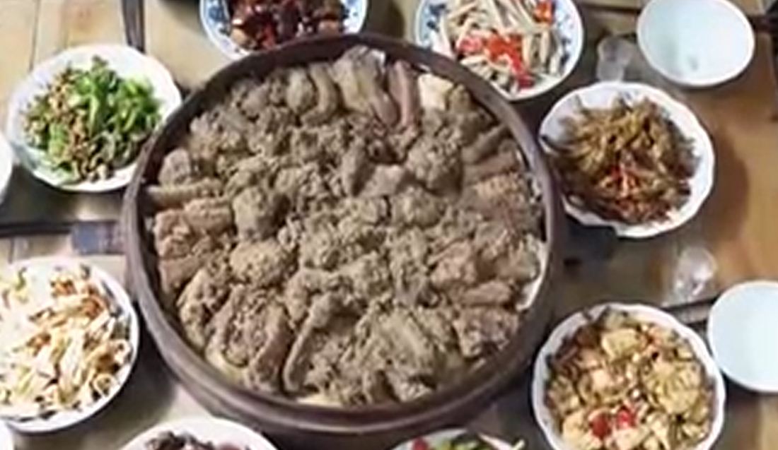 当地特色美食"笼床蒸肉",肉质酥软香味浓郁,搭配"八大碗"配菜十分丰盛