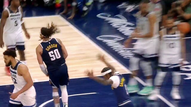 戈登大爆发！全场11中10 原地暴起隔扣戈贝尔