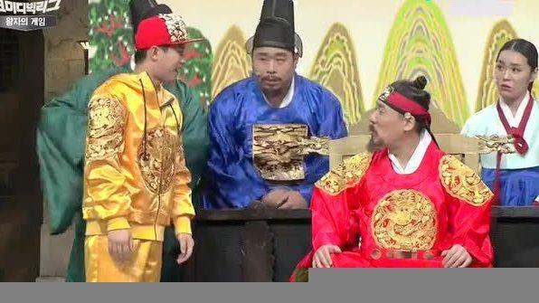 朴娜莱台上变装看呆全场观众