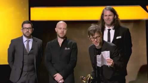 乐队成员代表已故传奇音乐人David Bowie领奖并致词（第59届格莱美）