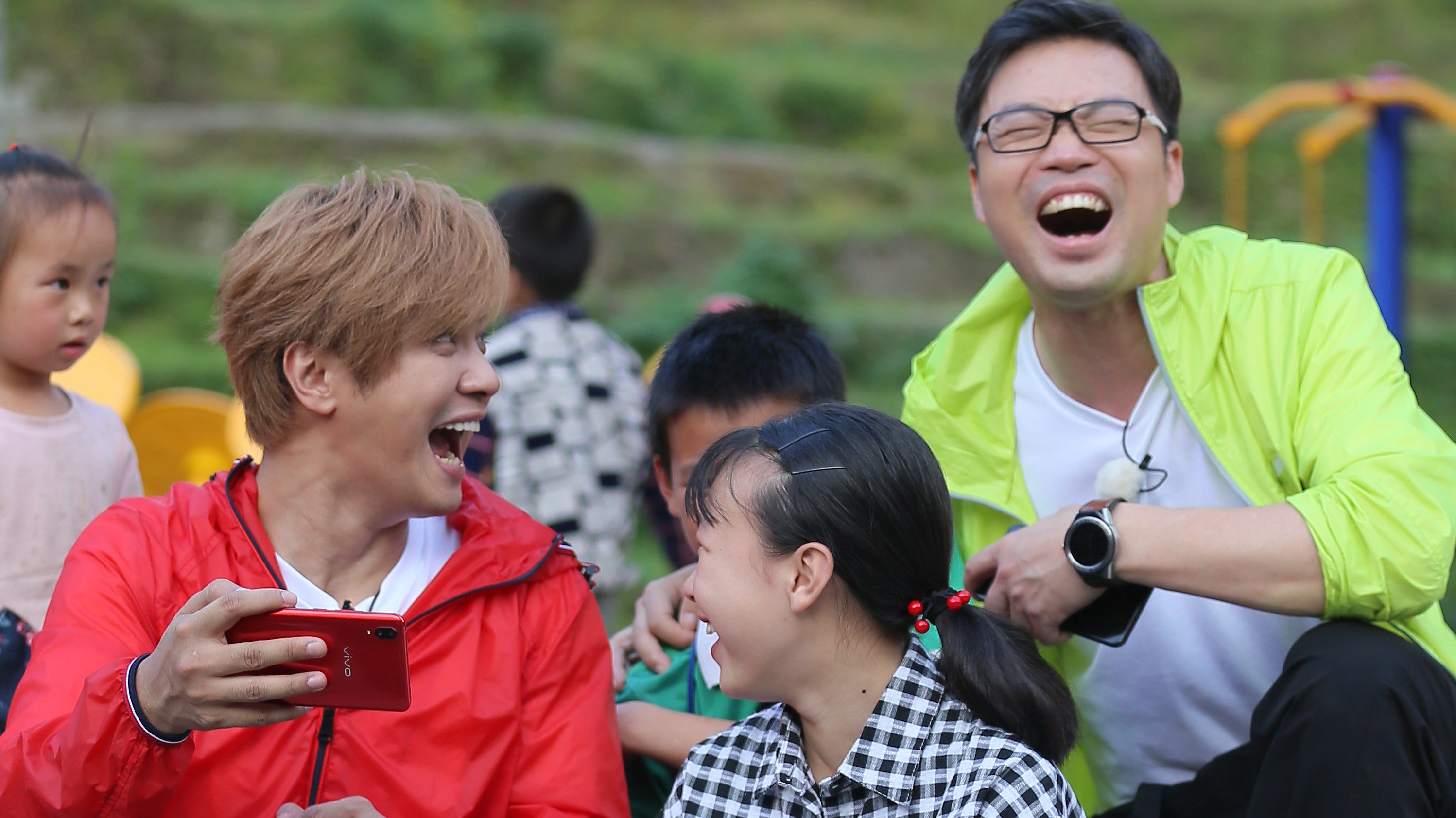 《极限挑战 第4季》 第6期:男人帮陪伴留守儿童,黄渤摘野菜张艺兴喂猪