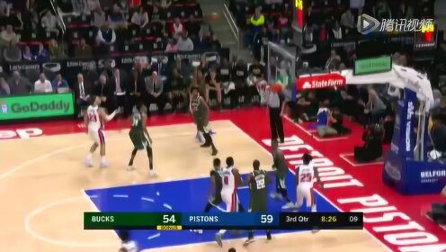 《NBA全场集锦》雄鹿vs活塞第3节精编 字母哥飙中压哨三分