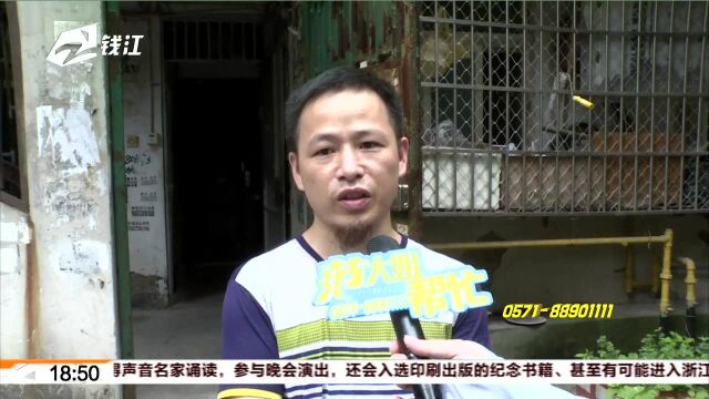 大姐点名册 康辉地板商家承认有问题 担责拖上了厂家