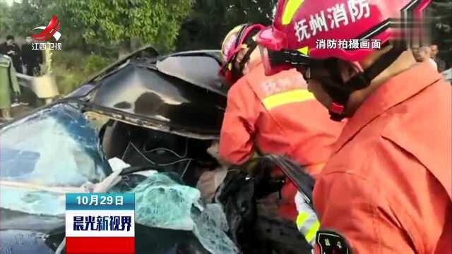 江西金溪 两车相撞一人被困 消防官兵紧急救援