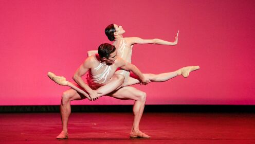 芭蕾女皇谭元元献舞北京国际芭蕾舞比赛开幕式，每一步都美得不似凡人
