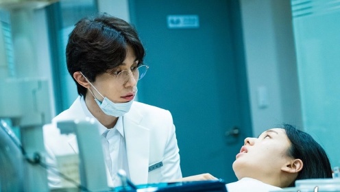 豆瓣8.4分新剧《他人即地狱》 李栋旭演绎嗜血狂魔牙医