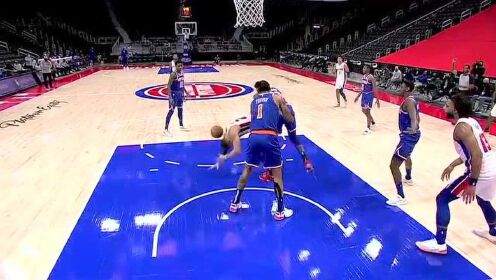 《NBA全场集锦》锅从天降！格里芬晃飞罗宾逊不料遭其重压跪拜倒地
