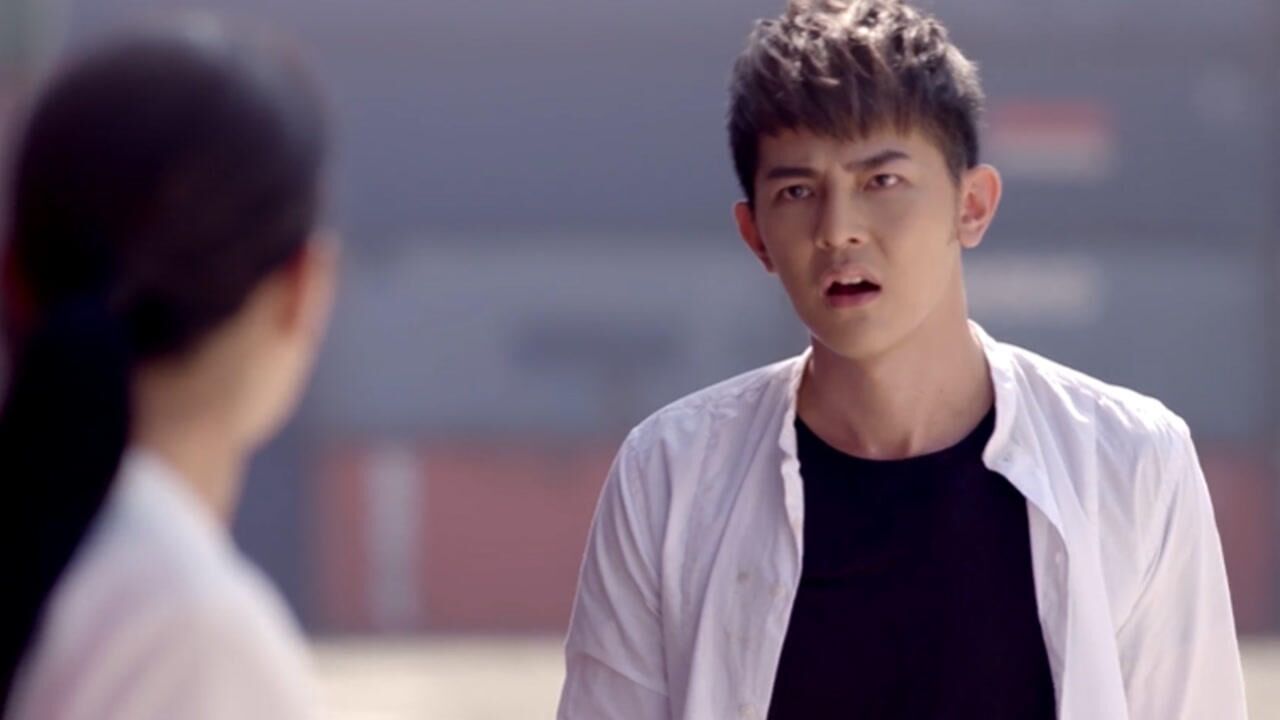 《超级大英雄》第十集03:晓东听到呼喊,连忙出门将显婷救走,黑衣人一