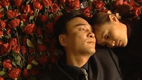 《我非英雄》第18集03：李未成和吕影正躺在一床玫瑰上，突然两人被李未成的一通电话打断