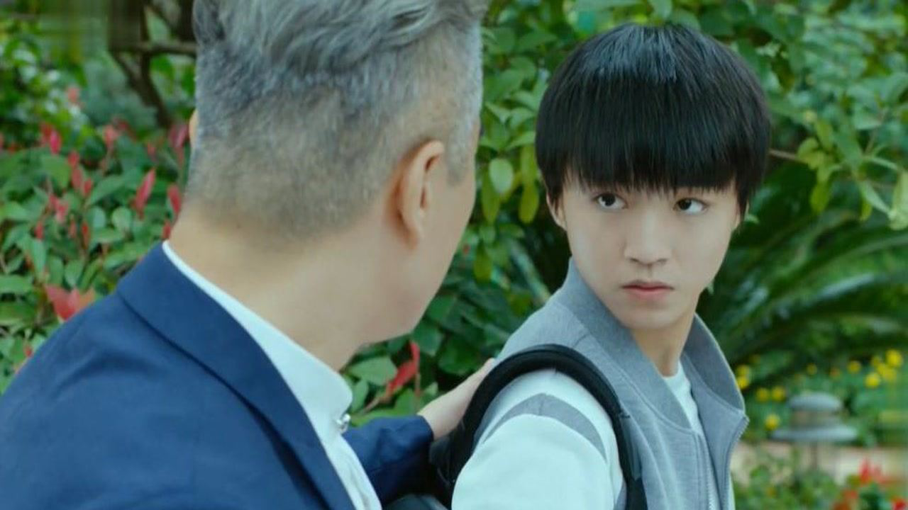 《我们的少年时代》第36集04:父亲送邬童上学,邬童被父亲感动